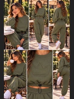 Stylowy komplet damski w kolorze khaki z wytłaczaną koroną